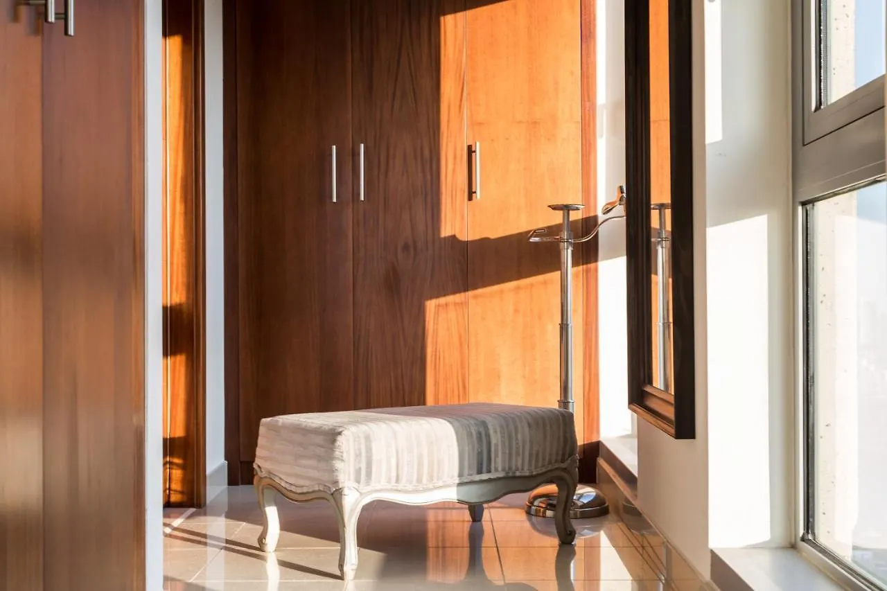 Higuests - Luxury Apt With Balcony, Steps From Burj Khalifa Apartment Dubai